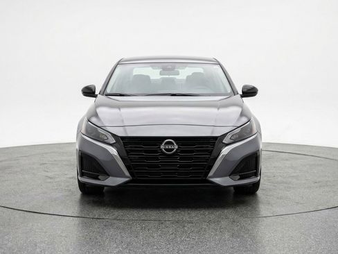 Used 2025 Nissan Altima 2.5 SV image 2