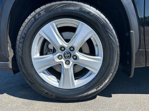 Used 2023 Toyota Highlander LE AWD/4WD image 12