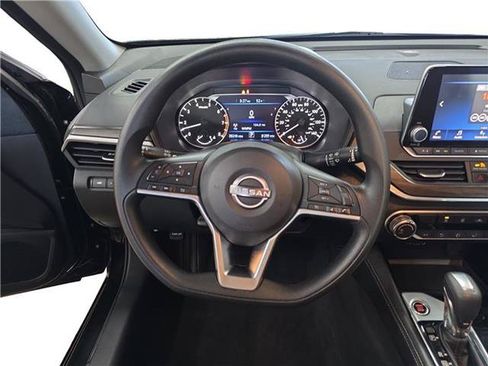 Used 2023 Nissan Altima 2.5 SV FWD image 11