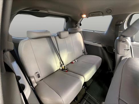 Used 2018 Toyota Sienna XLE Premium FWD image 33