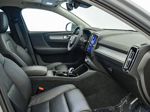 Certified 2025 Volvo XC40 B5 Plus image 17