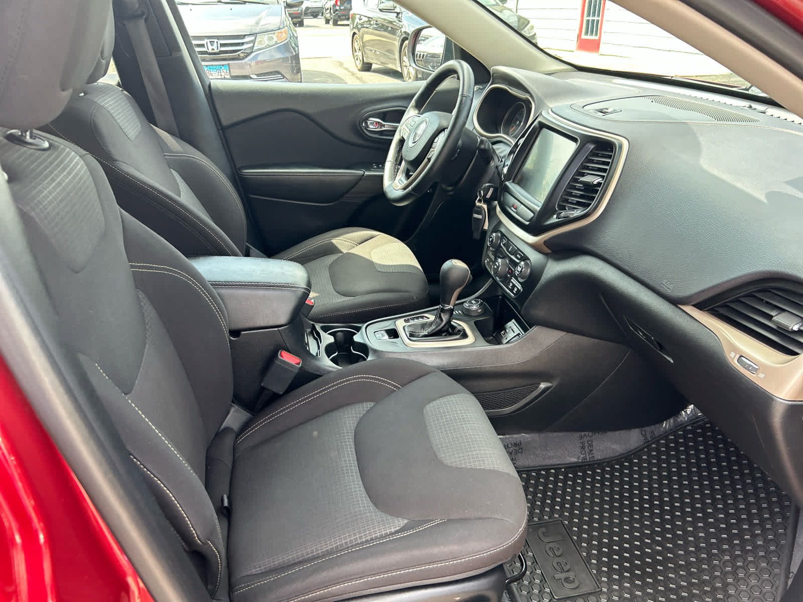 Used 2017 Jeep Cherokee Latitude w/ Cold Weather Group AWD/4WD image 25