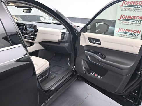 Used 2023 Nissan Pathfinder SL AWD/4WD image 22