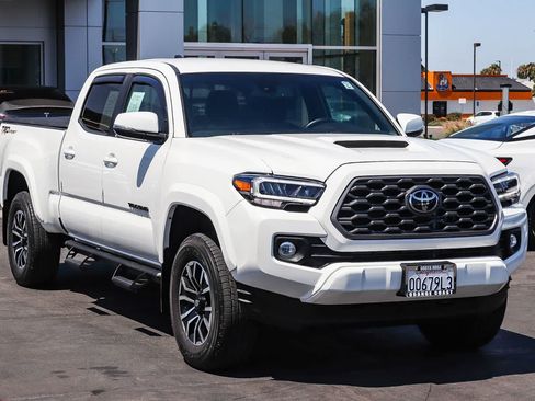 Used 2022 Toyota Tacoma TRD Sport w/ Technology Package RWD image 3
