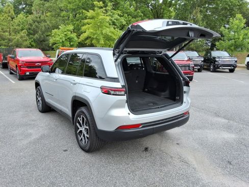Used 2025 Jeep Grand Cherokee Altitude AWD/4WD image 15