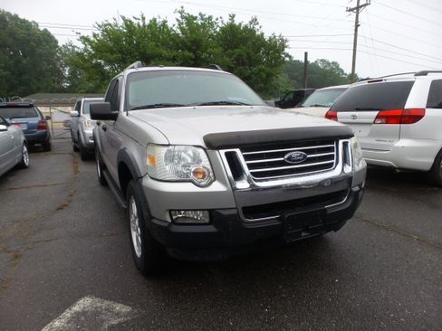 Used 2008 Ford Explorer Sport Trac XLT AWD/4WD image 2