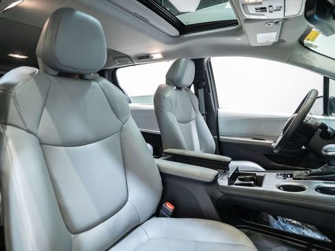 Used 2025 Toyota Sienna XLE image 13