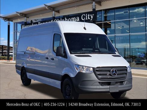 Used 2025 Mercedes-Benz Sprinter 2500 image 2