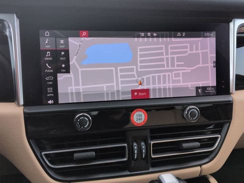 Used 2023 Porsche Macan Turbo image 30