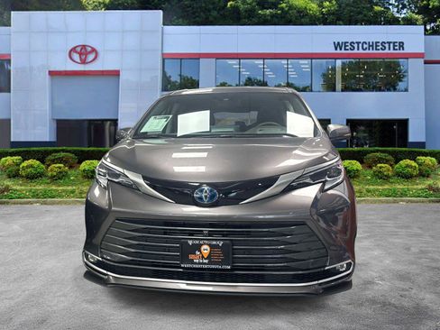 Used 2023 Toyota Sienna Platinum AWD/4WD image 2