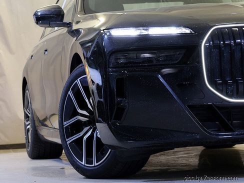 Used 2026 BMW 760i xDrive w/ Executive Package image 4