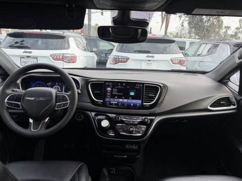 Used 2025 Chrysler Pacifica Select image 36