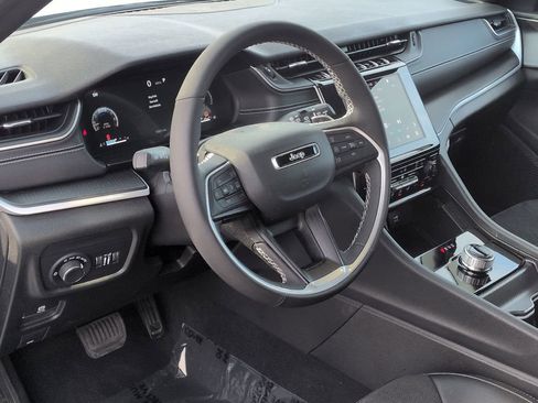 New 2025 Jeep Grand Cherokee Laredo image 12