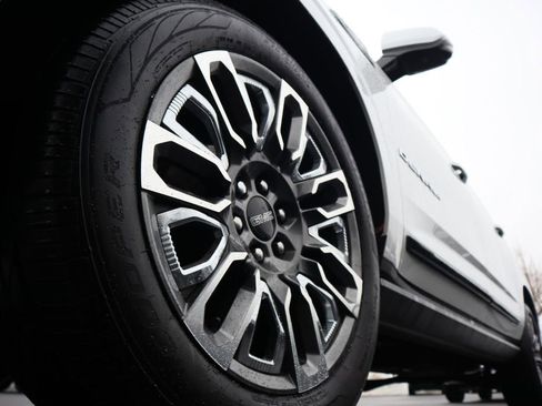 Used 2023 GMC Yukon XL Denali Ultimate image 9