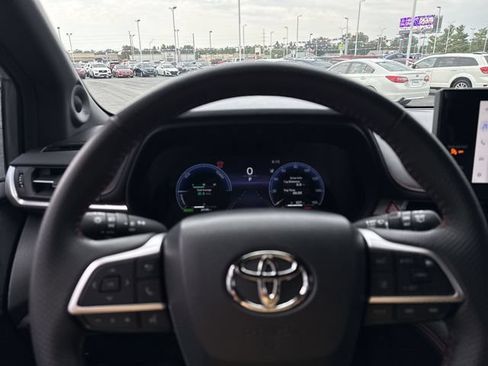 Used 2025 Toyota Sienna XSE w/ XSE Premium Package FWD image 19