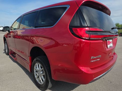 Used 2024 Chrysler Pacifica Touring-L FWD image 7