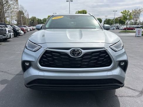 Used 2025 Toyota Highlander XLE AWD/4WD image 2