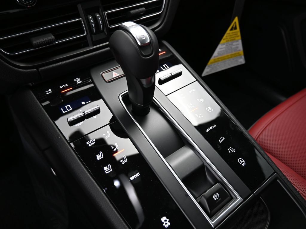 Certified 2026 Porsche Macan AWD/4WD image 24