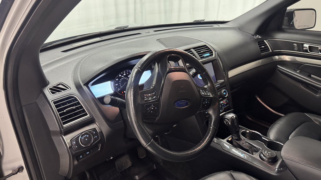 Used 2018 Ford Explorer XLT w/ Equipment Group 202A AWD/4WD image 15