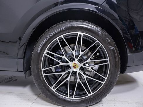 Certified 2024 Porsche Cayenne w/ Premium Package Plus (PFM) image 33