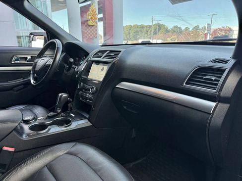 Used 2018 Ford Explorer XLT w/ Equipment Group 202A image 16