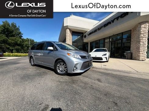 Used 2018 Toyota Sienna XLE w/ XLE Navigation Package FWD image 1