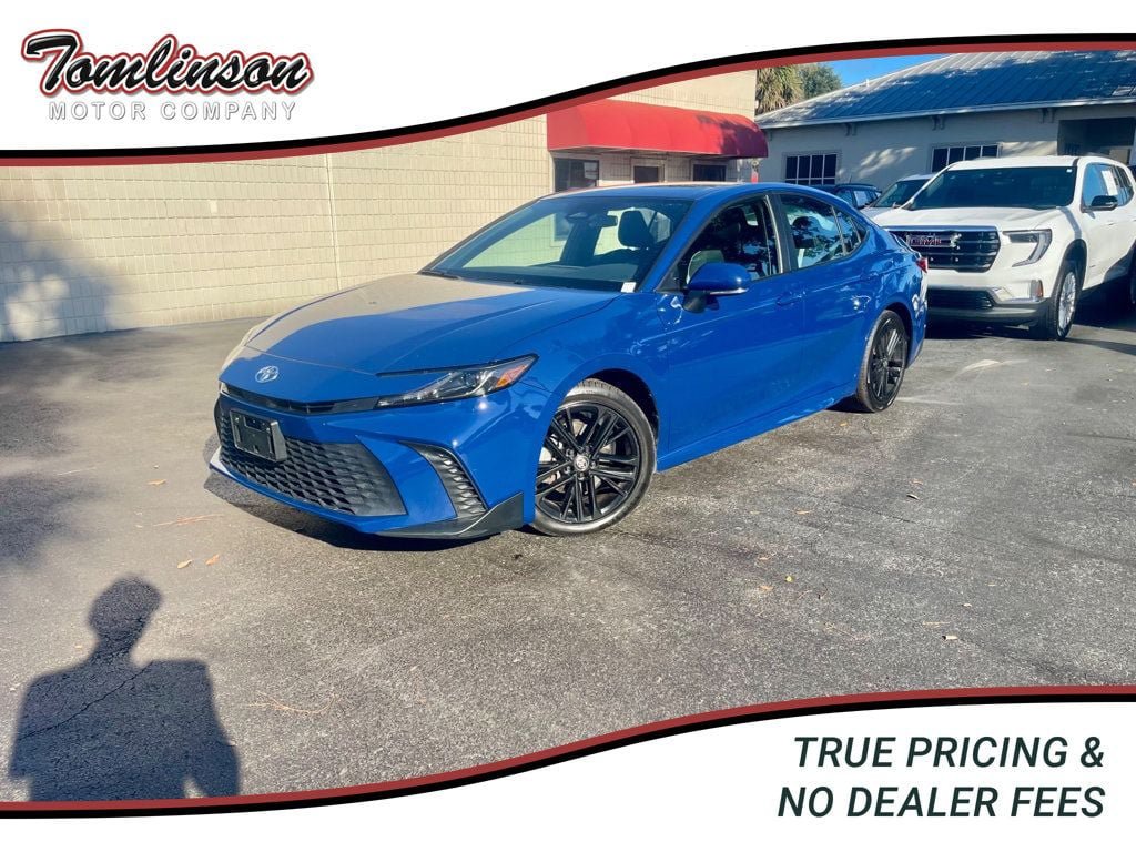 Used 2025 Toyota Camry SE FWD image 1