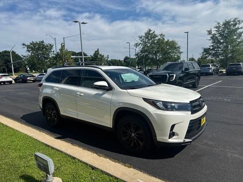 Used 2019 Toyota Highlander SE AWD/4WD image 3
