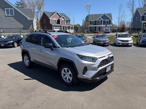 Used 2019 Toyota RAV4 LE AWD/4WD image 2