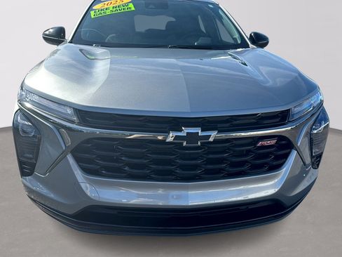 Used 2025 Chevrolet Trax RS FWD image 3