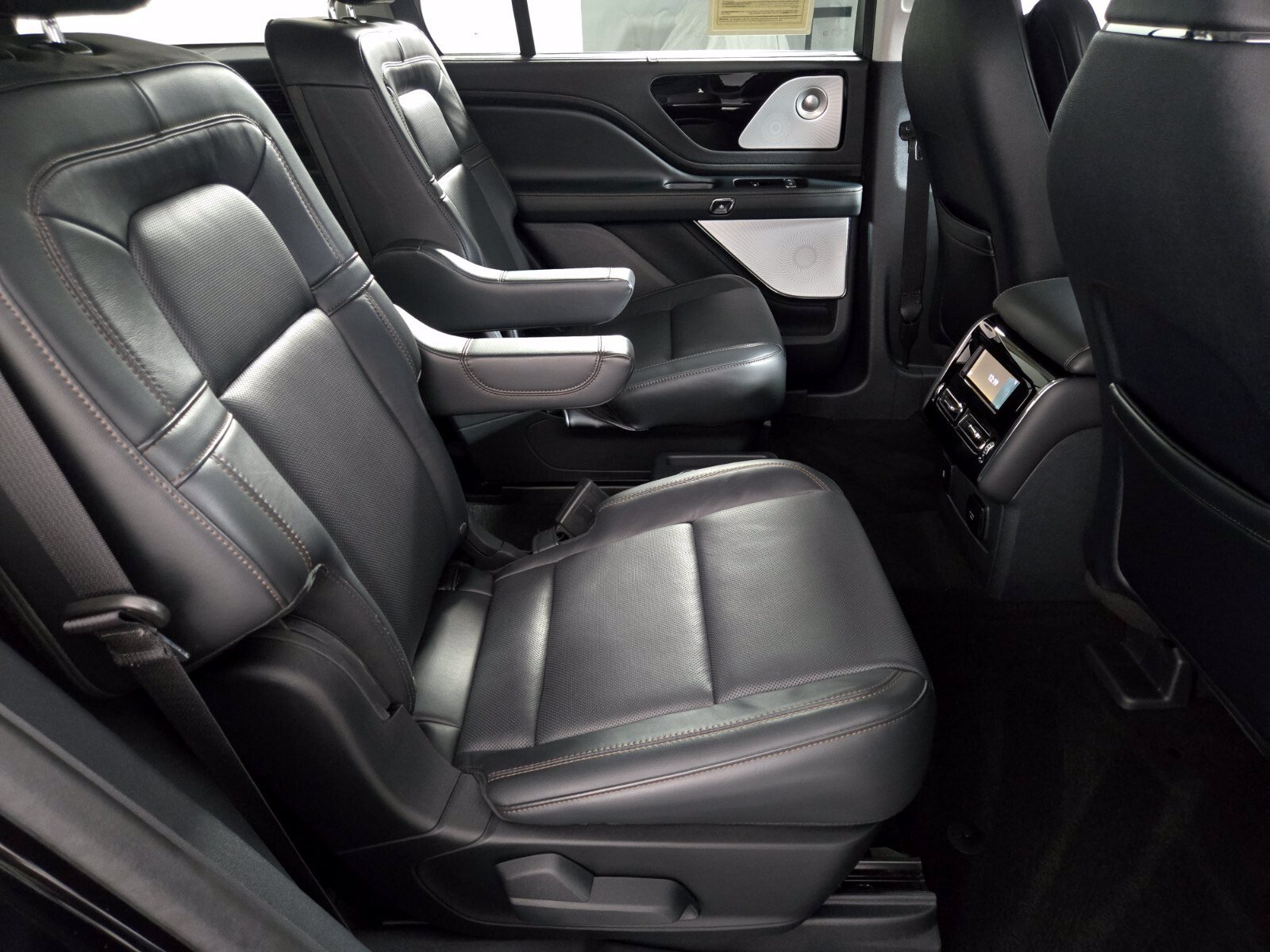 Used 2025 Lincoln Aviator Reserve w/ Equipment Group 201A AWD/4WD image 17