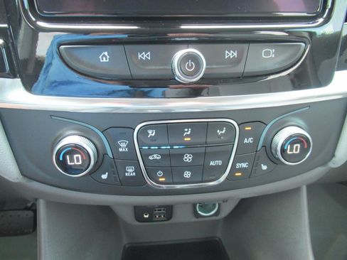 Used 2021 Chevrolet Traverse LT w/ LT Premium Package FWD image 29