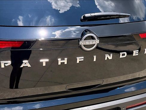 Used 2025 Nissan Pathfinder SV FWD image 29