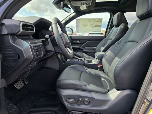 Used 2025 Toyota Tacoma TRD Sport image 25