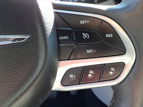 Used 2022 Chrysler Pacifica Touring-L image 28