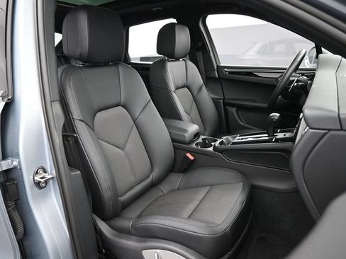 Certified 2025 Porsche Macan AWD/4WD image 29