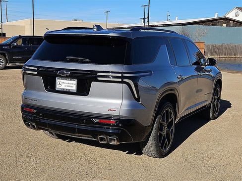 Used 2024 Chevrolet Traverse RS image 7