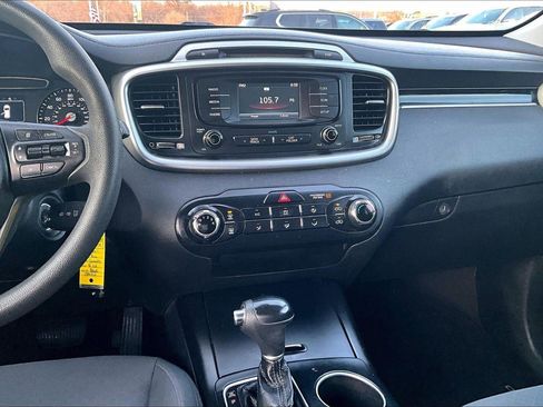 Used 2017 Kia Sorento LX image 5