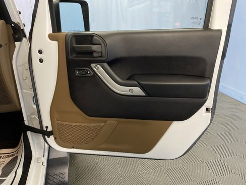 Certified 2015 Jeep Wrangler Unlimited Sahara w/ Dual Top Group image 36