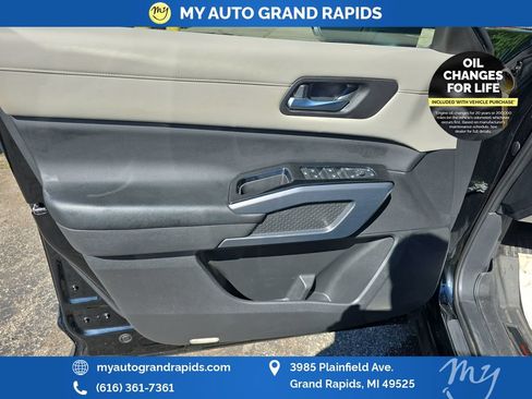 Used 2022 Nissan Pathfinder SL AWD/4WD image 10