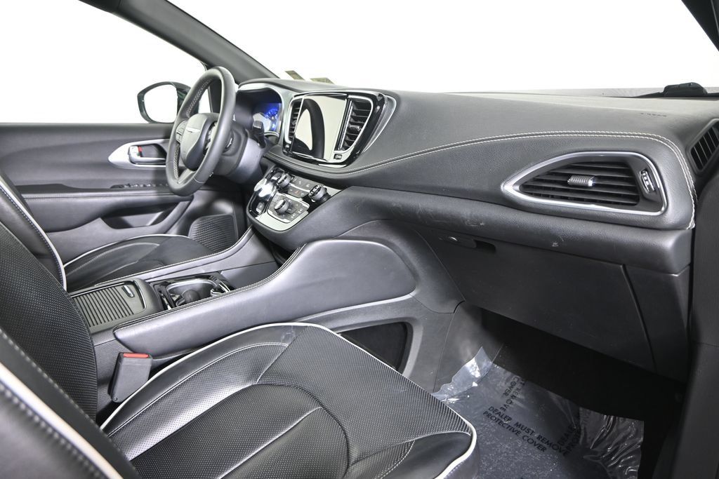 Used 2025 Chrysler Pacifica Limited FWD image 15