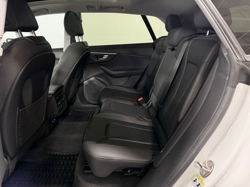 Used 2022 Audi Q8 Premium image 17