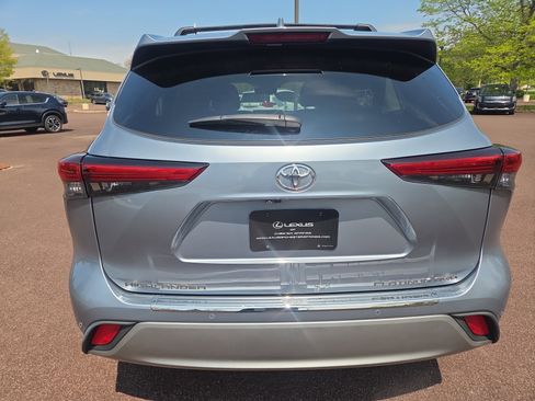 Used 2021 Toyota Highlander Platinum AWD/4WD image 4