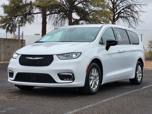 Used 2024 Chrysler Pacifica Touring-L image 1