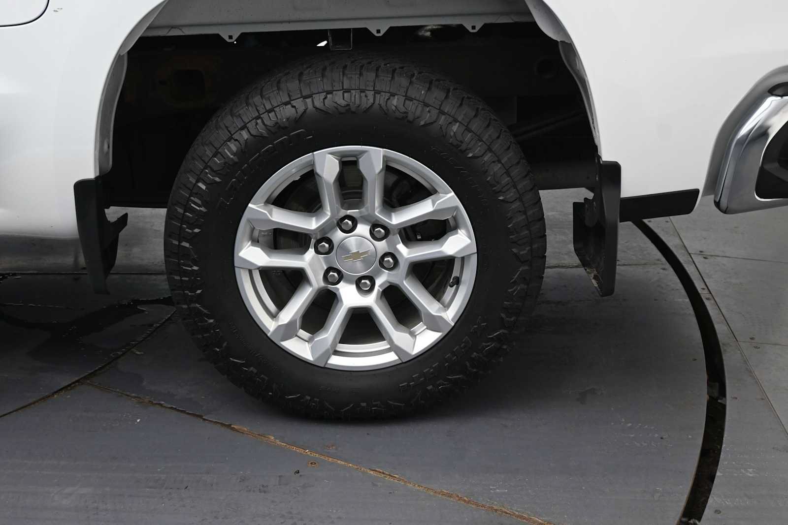Used 2023 Chevrolet Silverado 1500 LT w/ Z71 Off-Road Package AWD/4WD image 5