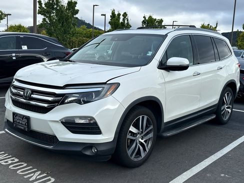 Used 2018 Honda Pilot Touring image 1