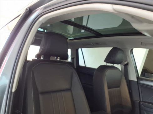 Used 2024 Volkswagen Tiguan SE w/ Panoramic Sunroof Package image 23