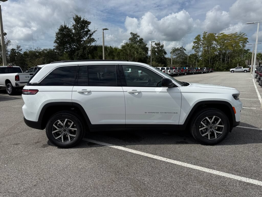 New 2027 Jeep Grand Cherokee Laredo AWD/4WD image 2
