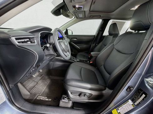 Used 2023 Toyota Corolla Cross XLE w/ Convenience Package FWD image 12