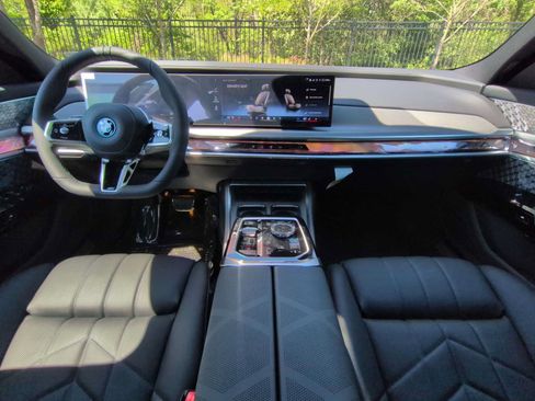 Used 2026 BMW i7 xDrive60 w/ Executive Package AWD/4WD image 16